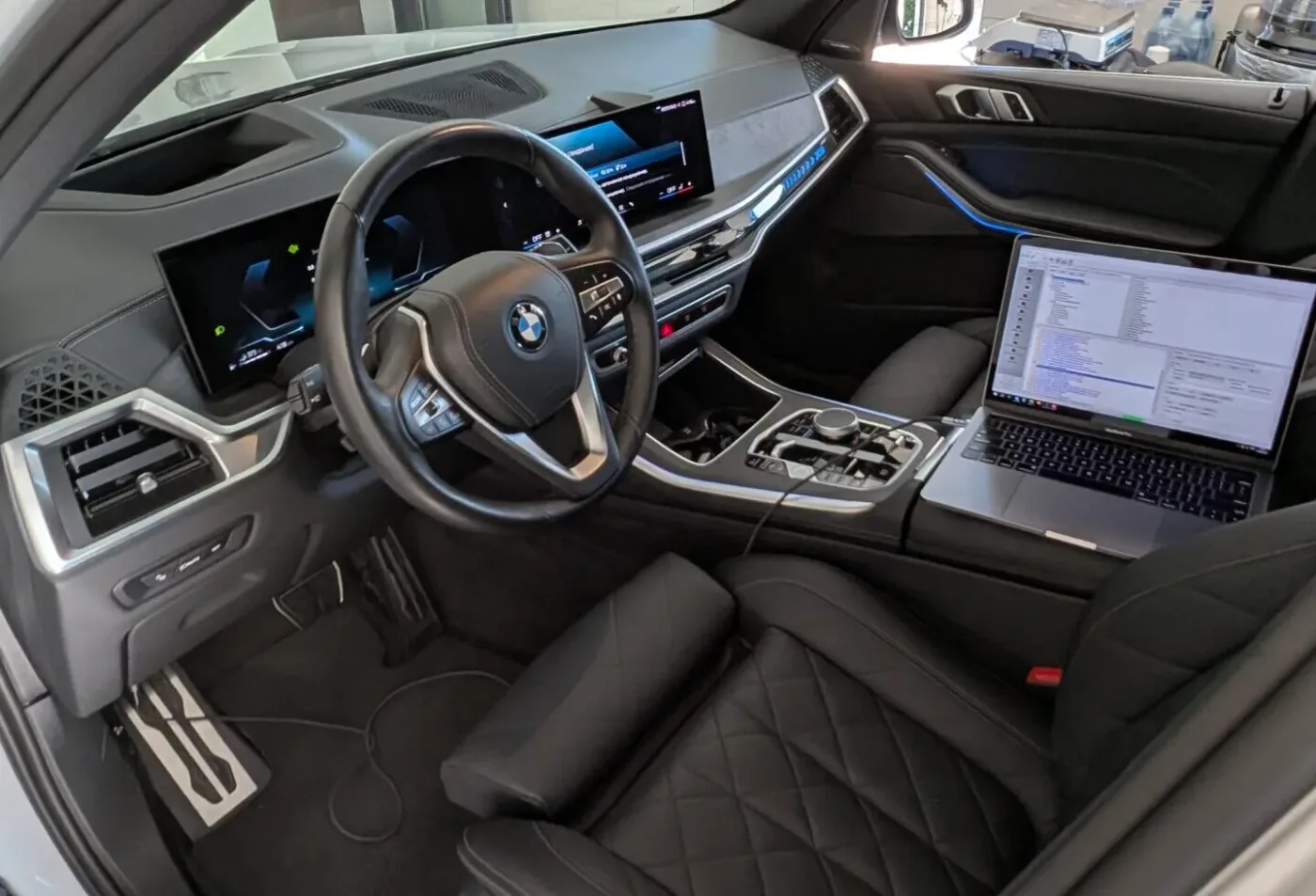 Экран BMW iDrive с Apple CarPlay и русским меню